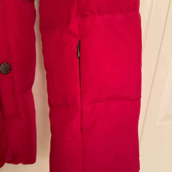 Brand New Calvin Klein Puffer Jacket with Zip-off Faux-Fur Hood in gorgeous Red - Picture 6 of 6
